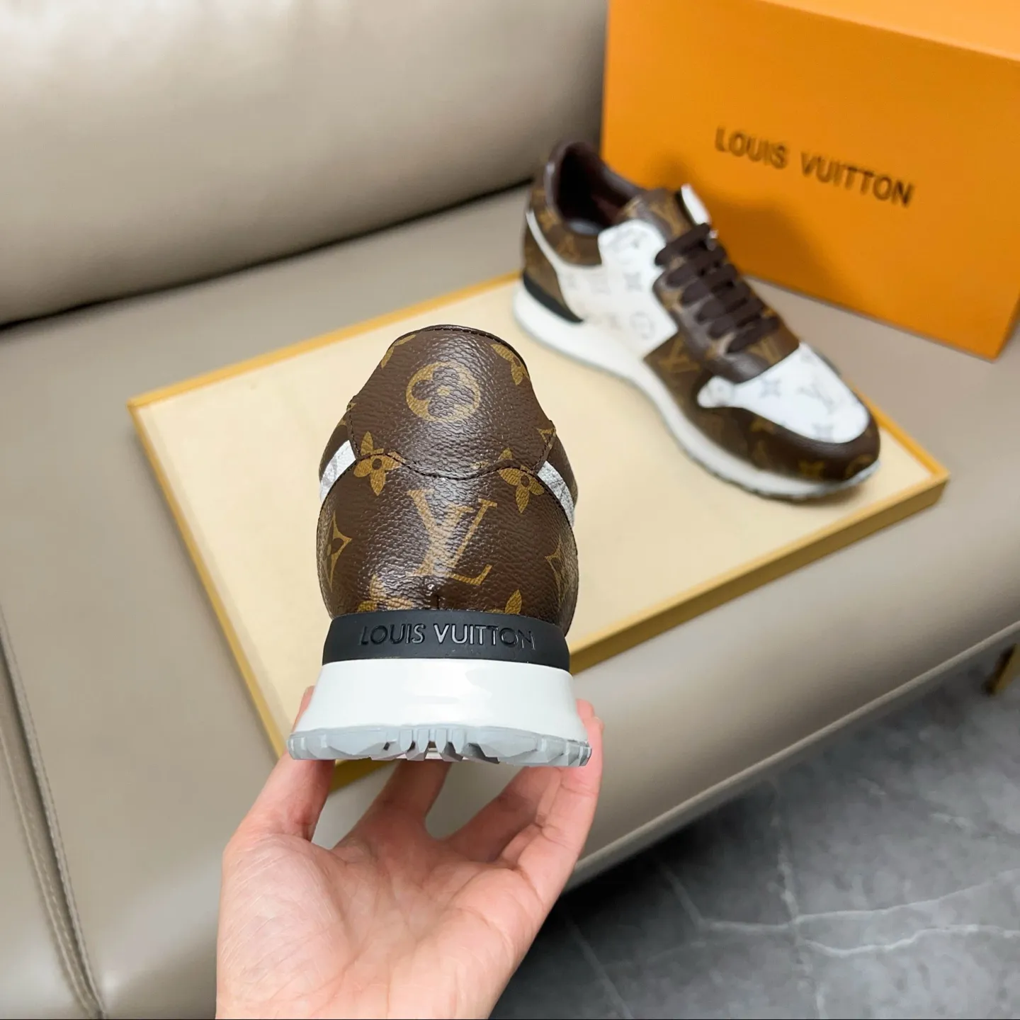 Men's shoes: 400💰 [LV] New models from the catwalk, available at the same time at counters, top purchasing agents 🔍🔍Italian imported rubber waterproof fabric, lining made of water-dyed sheepskin, soles: original soles specially provided by the original factory, exclusive molded feet, super comfortable, follow orders, 💪Details determine quality, we only make shoes with care, you can go in and out of the counter at will, welcome to compare. Number of yards: 38-44 (45 yards can be customized)